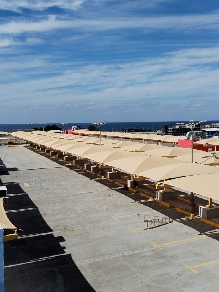 مظلات سيارات للمواقف التجارية والخاصة بتصاميم عصرية ومتانة